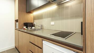 Deluxe Studio Apartment | Private kitchen | Coffee/tea maker, electric kettle