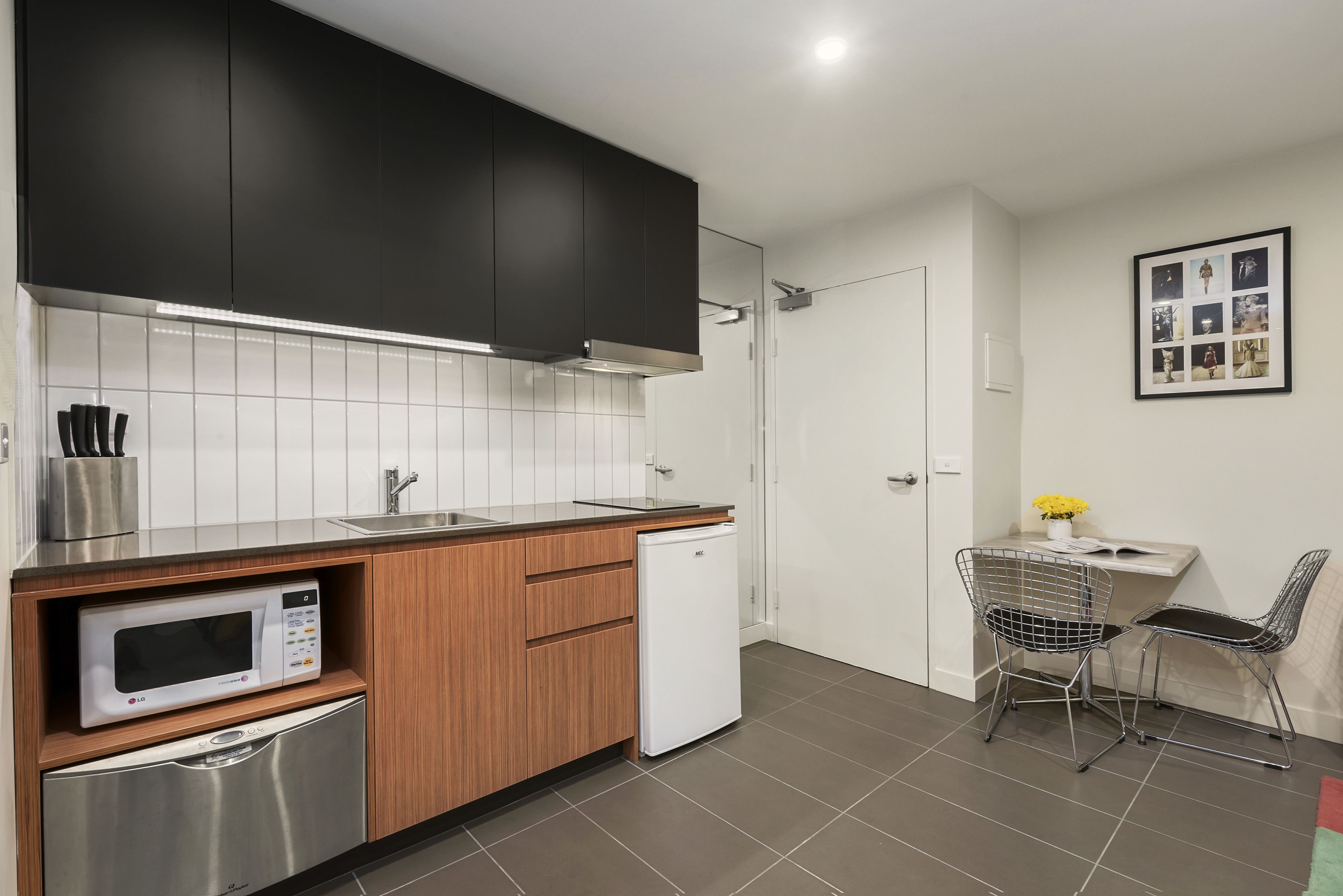 Deluxe Studio Apartment | Private kitchen | Coffee/tea maker, electric kettle