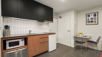 Deluxe Studio Apartment | Private kitchen | Coffee/tea maker, electric kettle