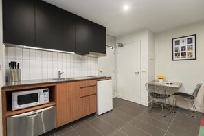 Deluxe Studio Apartment | Private kitchen