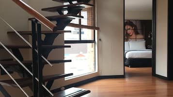 Penthouse | Sala de estar | Televisión LED de 32 pulgadas con canales por cable y televisión