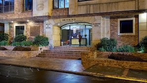Front of property - evening/night - Celebrities Suites (Bogotá)