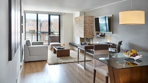 Family Suite | Living area | 32-inch LED TV with cable channels, TV, DVD player - Celebrities Suites (Bogotá)