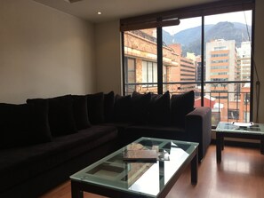 Appartement Penthouse | Salle de séjour | Téléviseur à DEL de 32 po avec télévision par câble, téléviseur