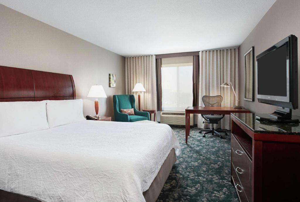 Premium bedding, in-room safe, desk, laptop workspace
