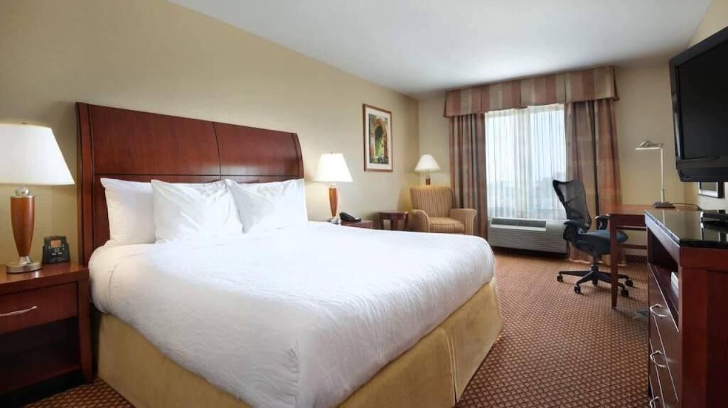 Premium bedding, in-room safe, desk, laptop workspace