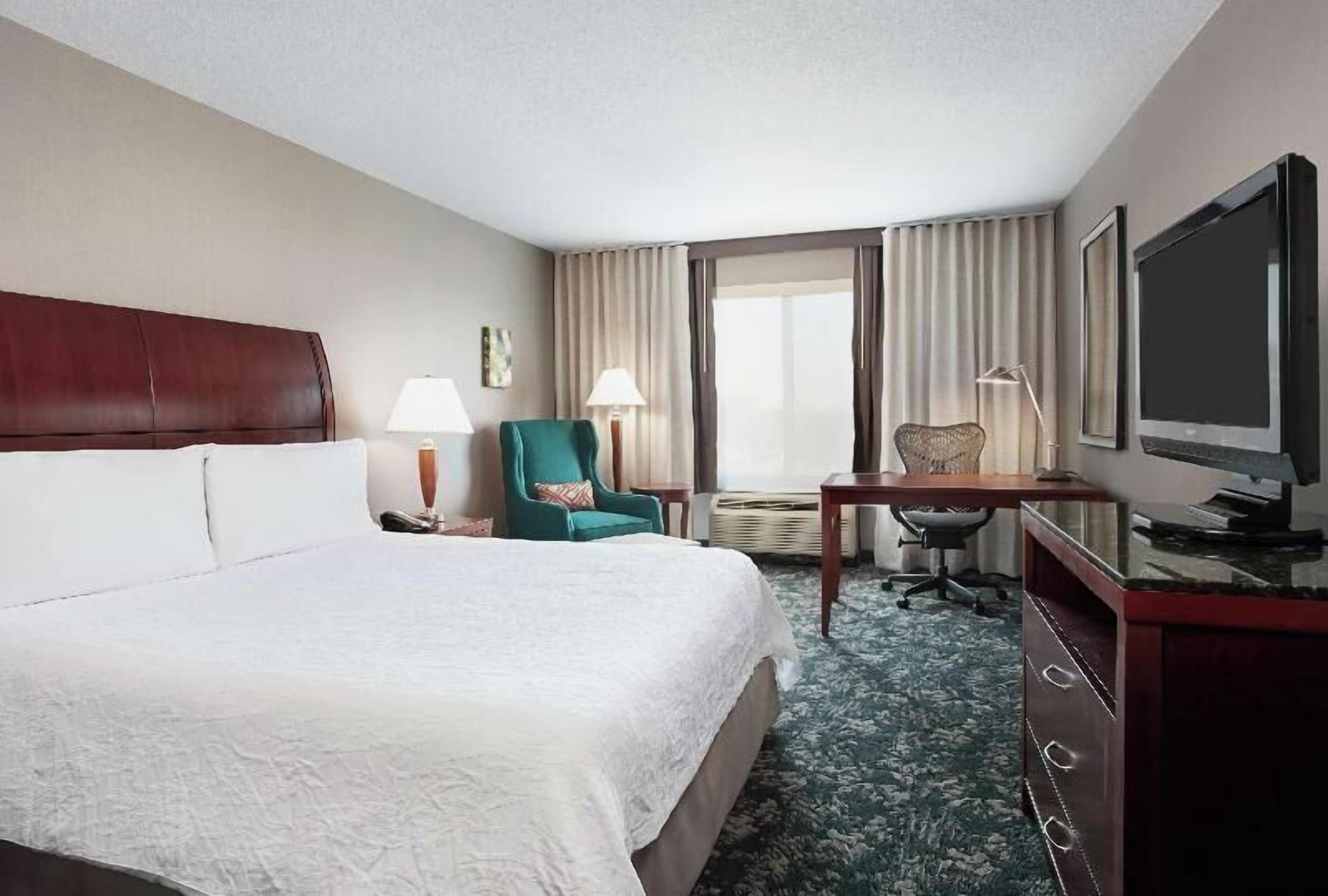 Premium bedding, in-room safe, desk, laptop workspace