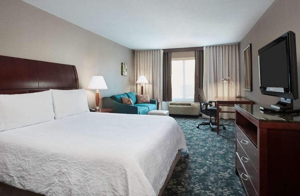 Premium bedding, in-room safe, desk, laptop workspace
