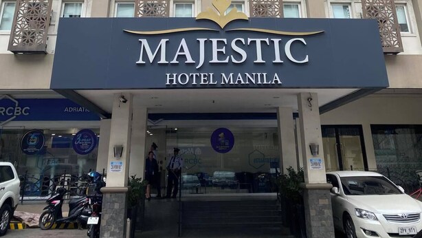L’entrée d’un hôtel, avec une enseigne indiquant : « HÔTEL MAJESTIC MANILLE ».