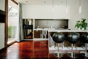 Refrigerador con freezer, microondas, lavavajillas, cafetera/tetera