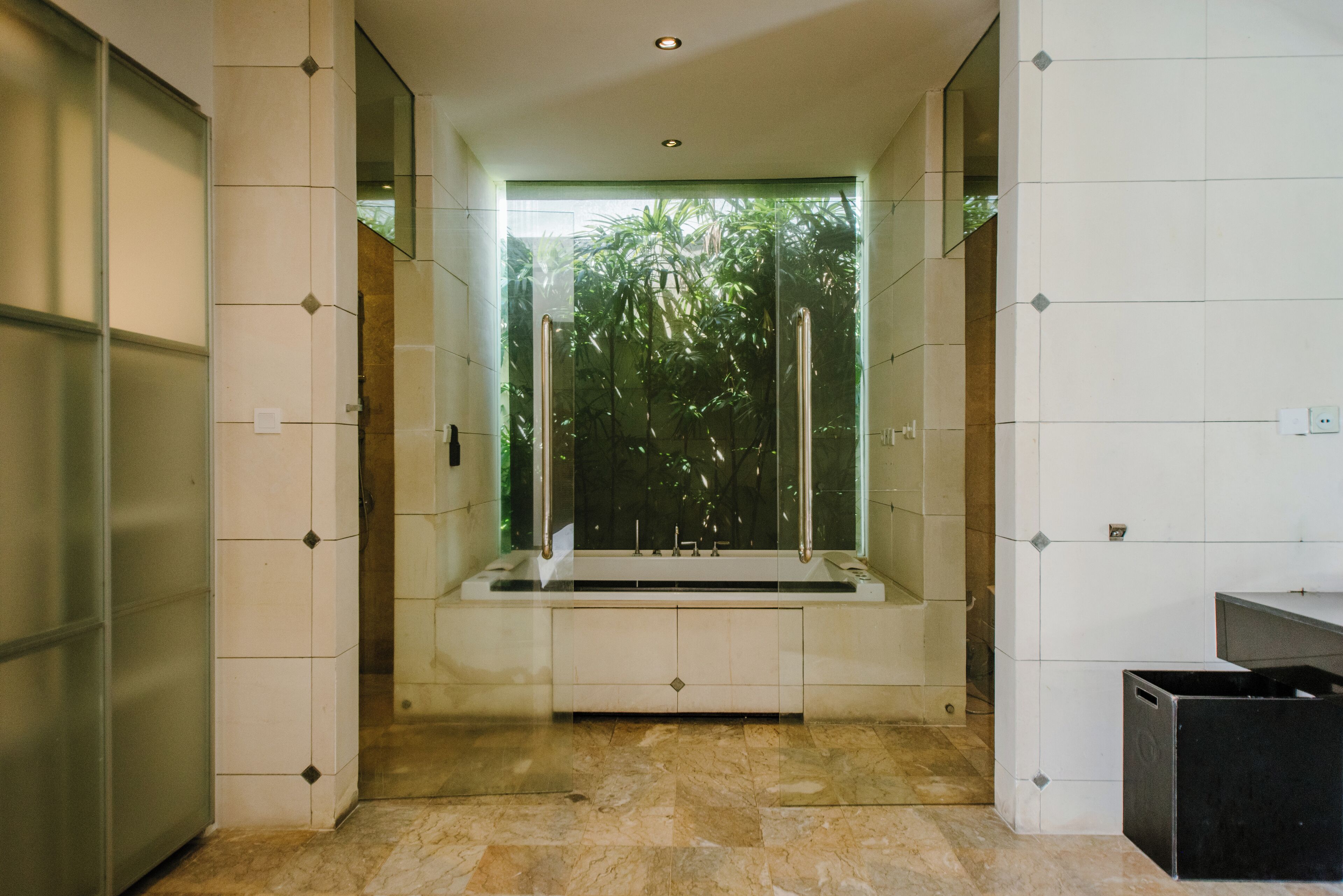 Separate tub and shower, jetted tub, free toiletries, hair dryer