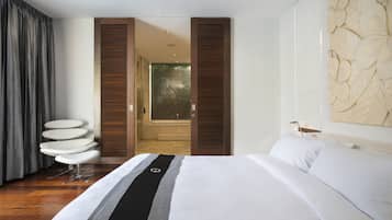 Vila, 2 quartos, piscina particular | 1 quarto, frigobar, cofres nos quartos, escrivaninha