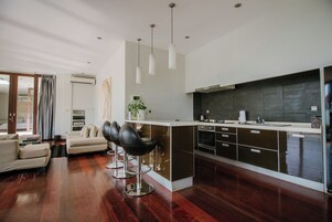 Refrigerador con freezer, microondas, lavavajillas, cafetera/tetera