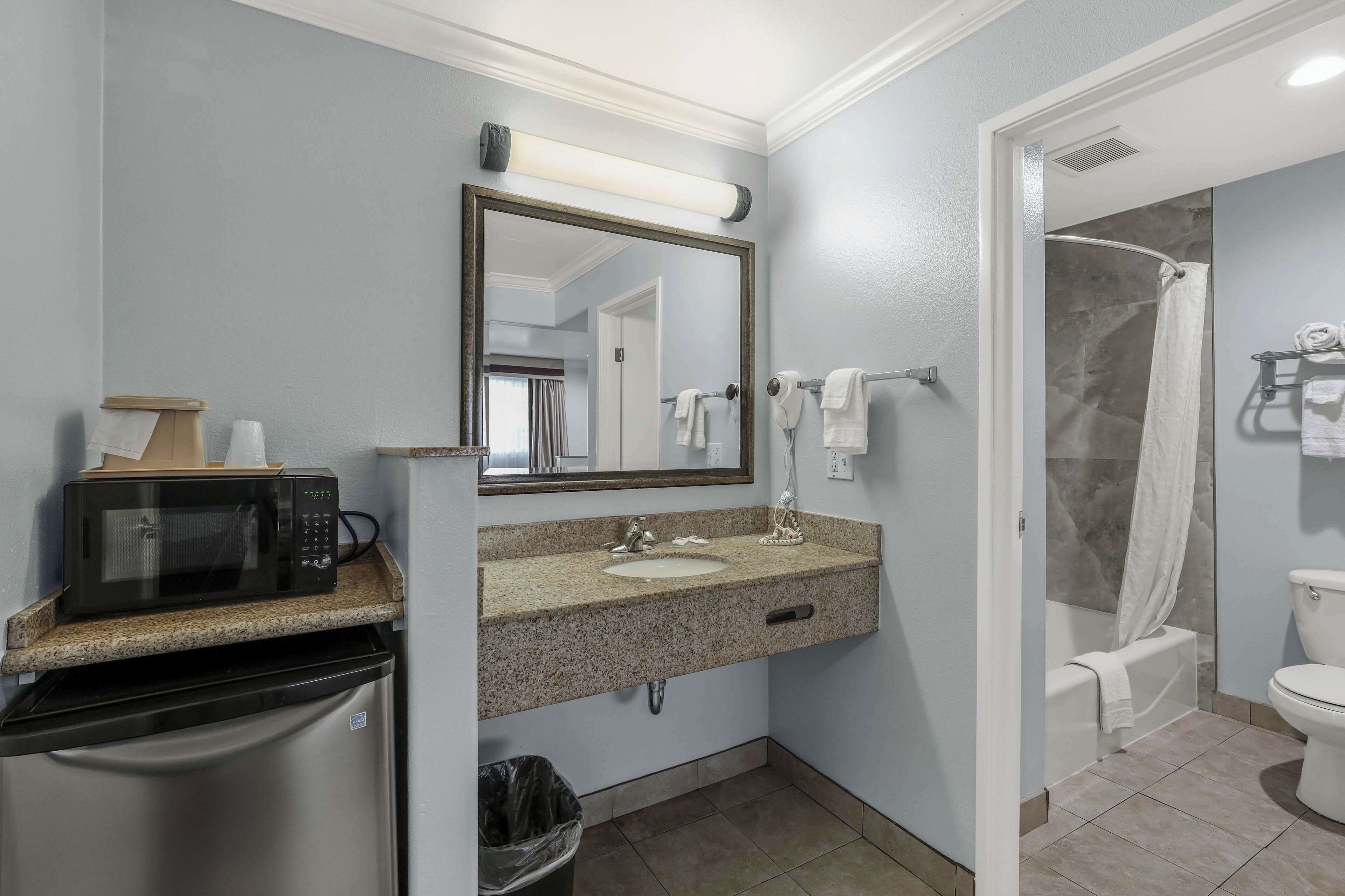 Ensemble baignoire-douche, articles de toilette (gratuits)
