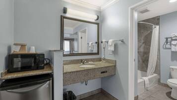 Ensemble baignoire-douche, articles de toilette (gratuits)