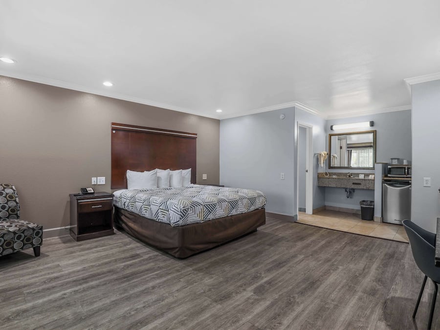 Pillowtop beds, desk, soundproofing, iron/ironing board