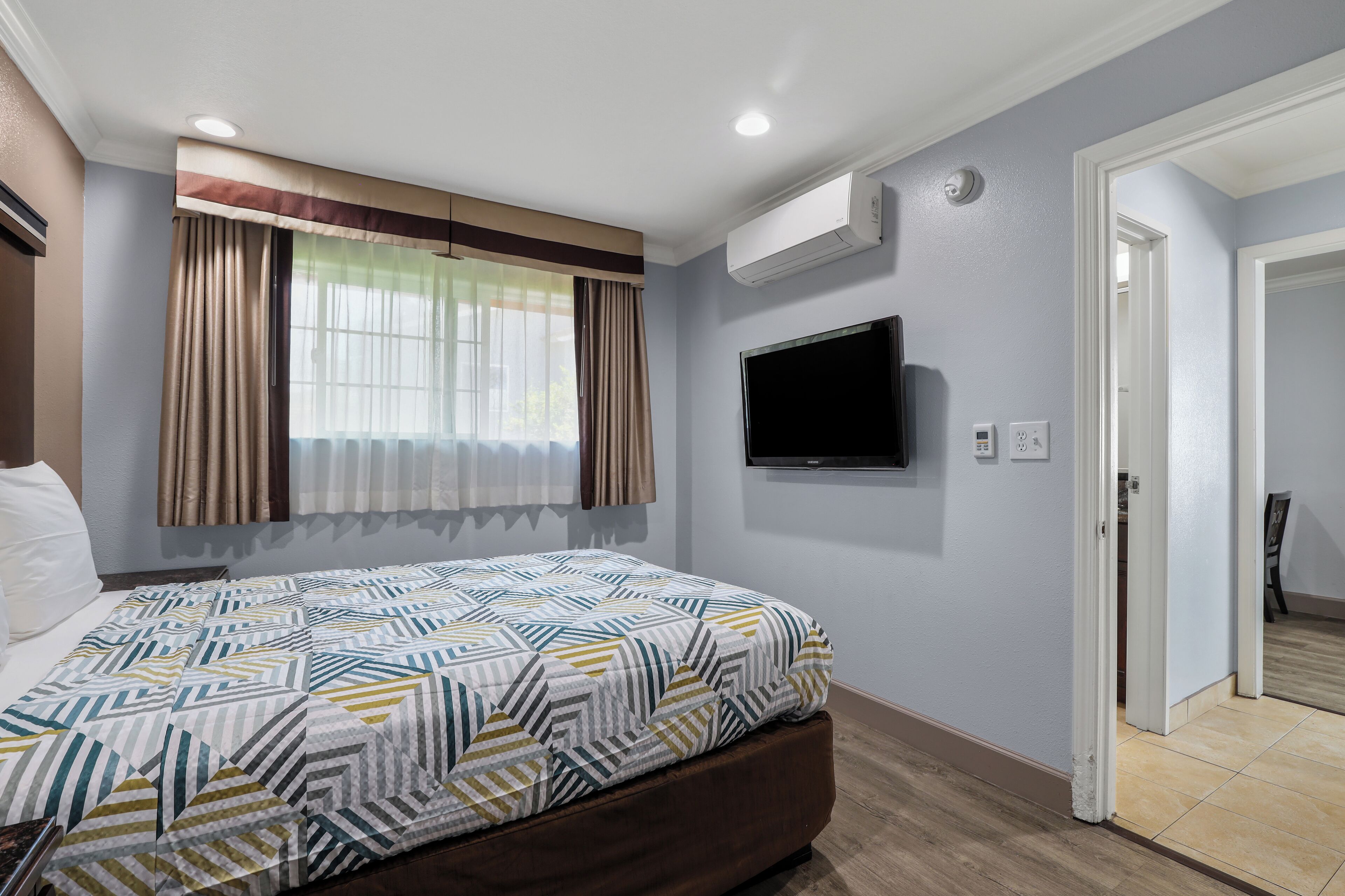 Pillowtop beds, desk, soundproofing, iron/ironing board