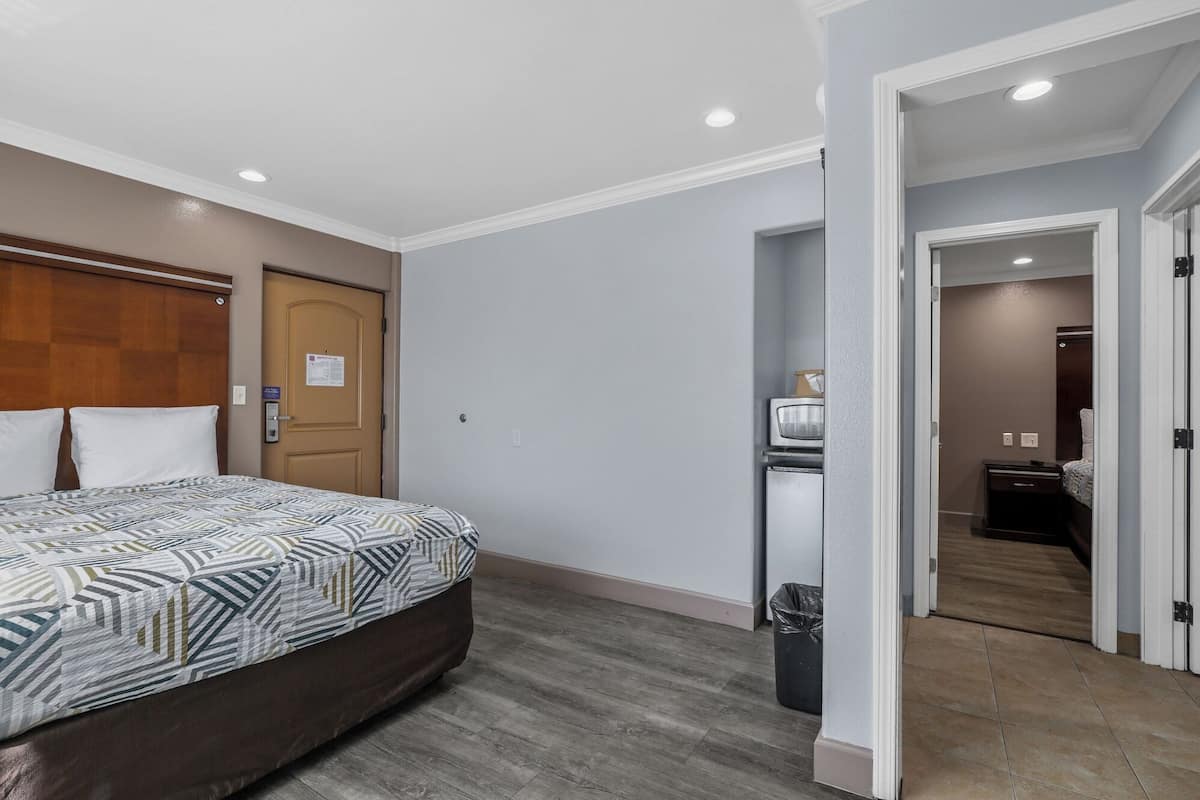 Pillow-top beds, desk, soundproofing, iron/ironing board