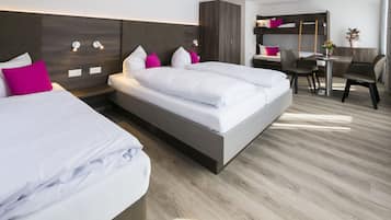 Ropa de cama hipoalergénica y caja de seguridad en la habitación