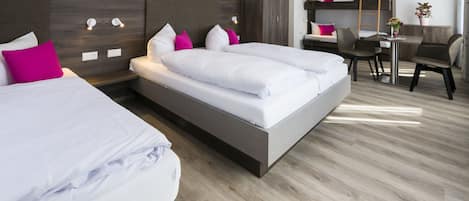 Hypo-allergenic bedding, in-room safe, free WiFi, bed sheets