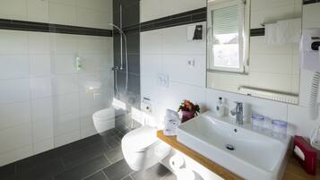 Single Room "Deluxe" | Bathroom | Shower, free toiletries, hair dryer, towels