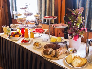 Daily buffet breakfast for a fee