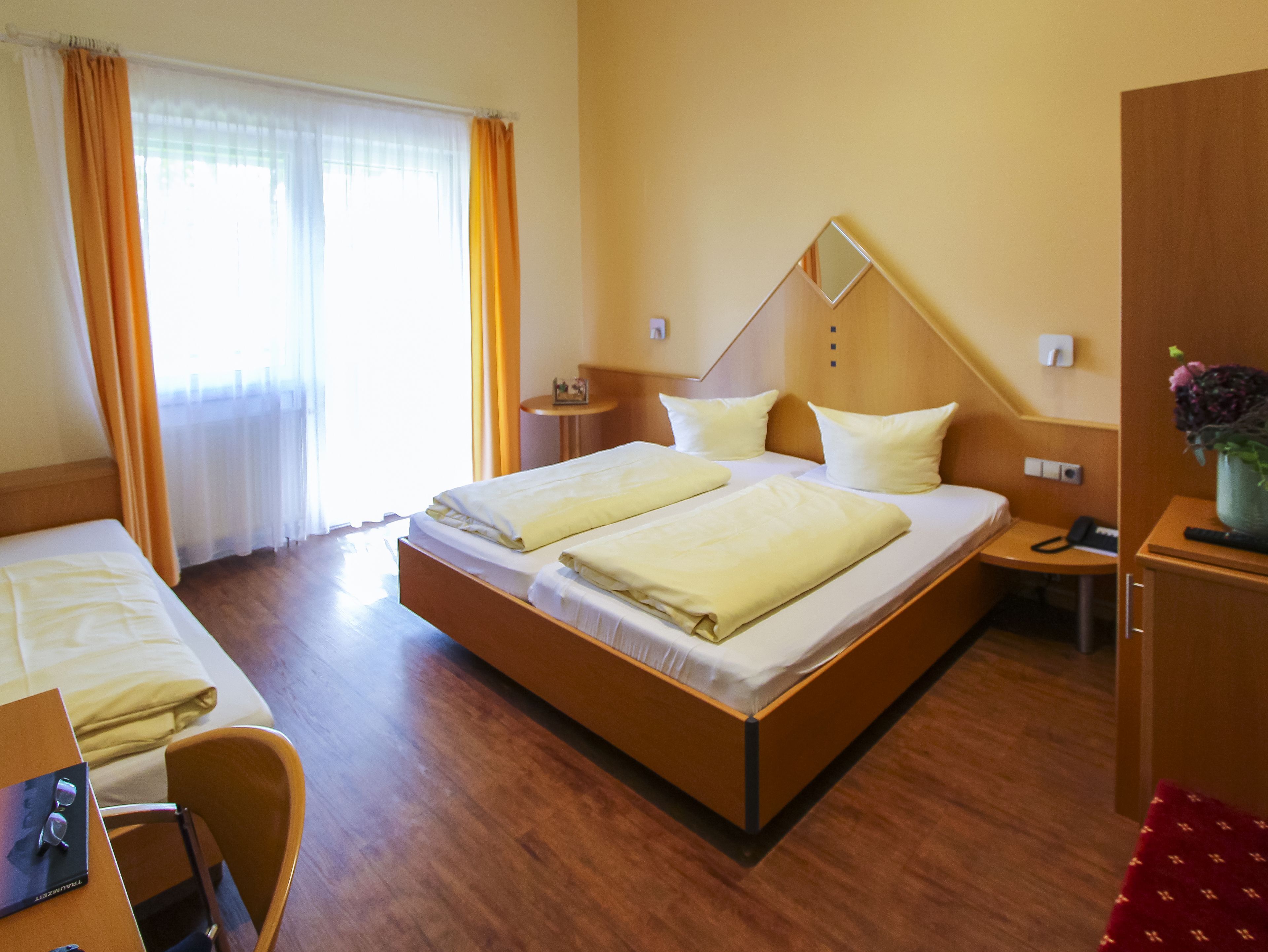 Hypo-allergenic bedding, in-room safe, free WiFi, bed sheets