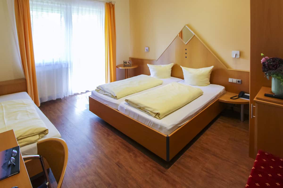 Ropa de cama hipoalergénica y caja de seguridad en la habitación
