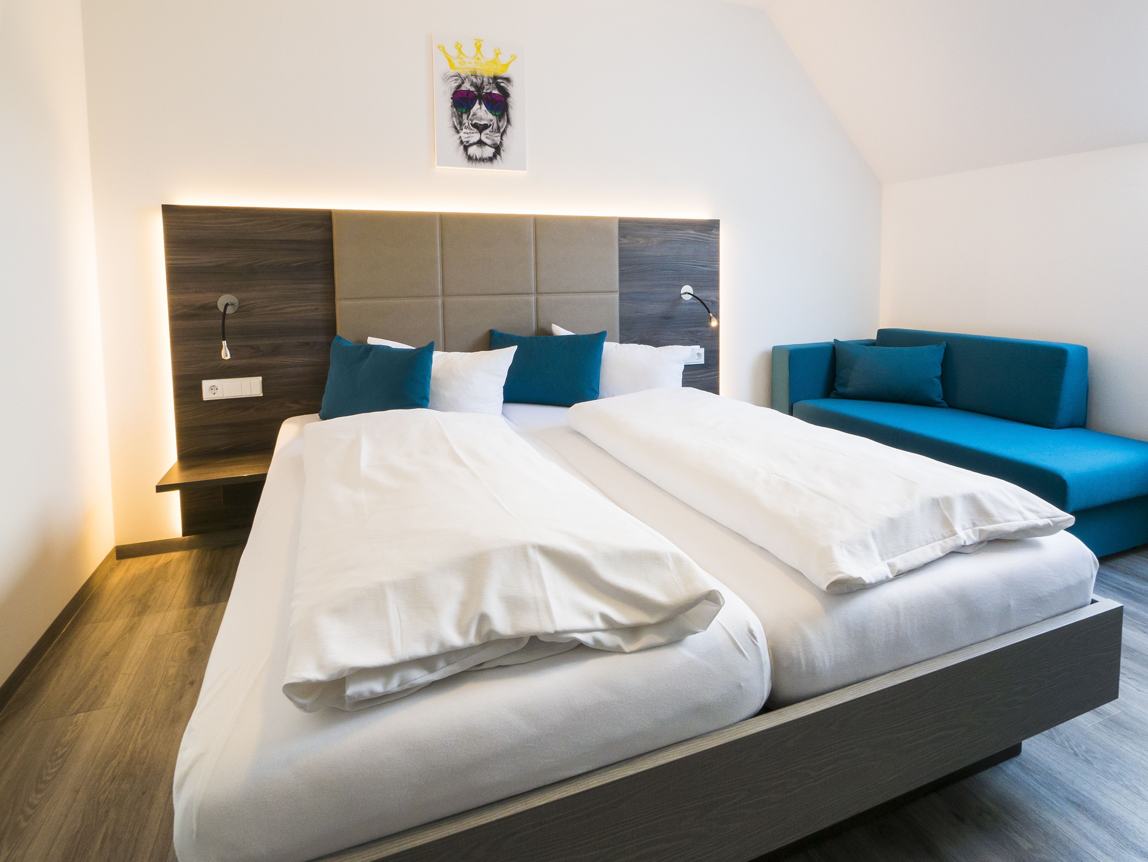 Hypo-allergenic bedding, in-room safe, free WiFi, bed sheets