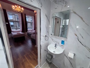 Classic Room | Bathroom - Regent House Hotel (Edinburgh)