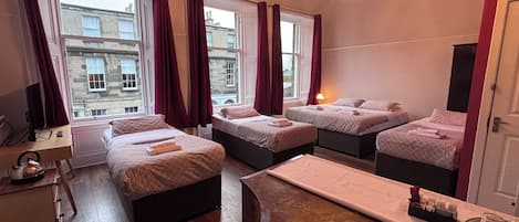 Chambre Classique | Fer et planche à repasser, Wi-Fi gratuit, draps fournis