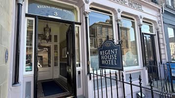 Vista frontal de la propiedad por la tarde o noche