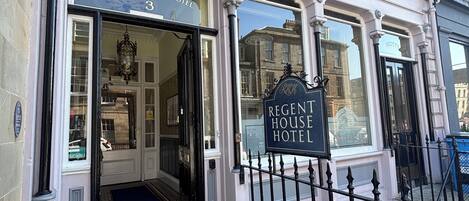 واجهة المنشأة - في المساء/الليل