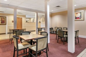 Desayuno continental gratuito y diario