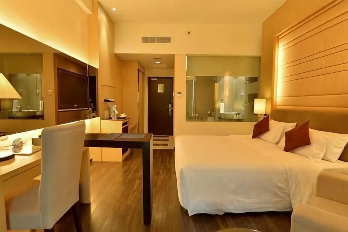 Minibar, caja de seguridad en la habitación, escritorio y camas extra