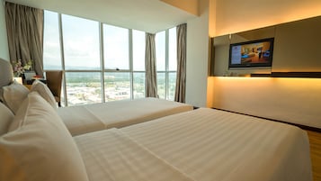 Minibar, caja de seguridad en la habitación y escritorio