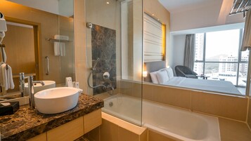 Combined shower/tub, hair dryer, towels