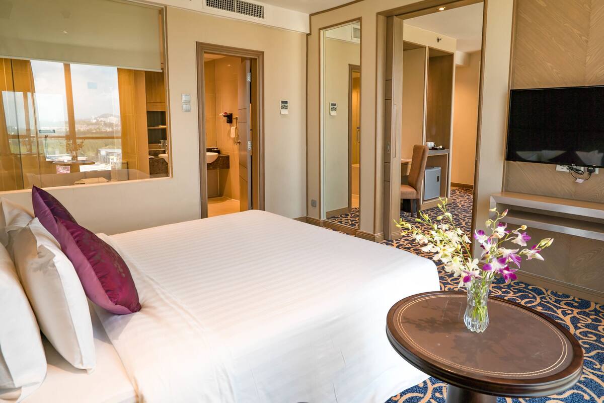 Suite | Minibar, in-room safe, desk, WiFi (free)