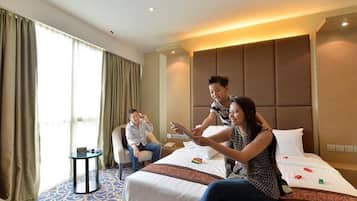 Suite | Bar mini, peti besi dalam bilik, meja, katil lipat simpan/tambahan