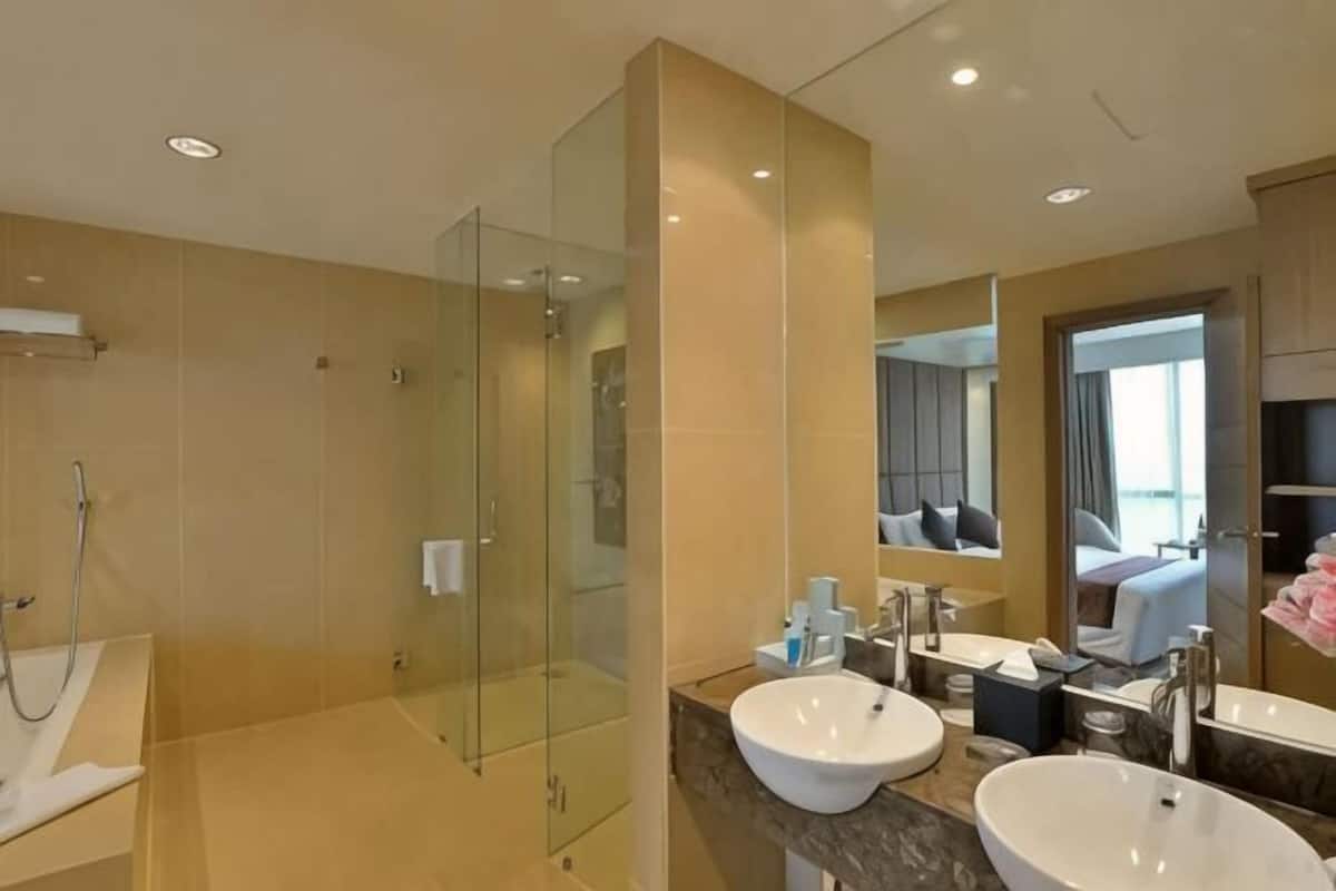 Baño | Tina con regadera, secadora de cabello, toallas