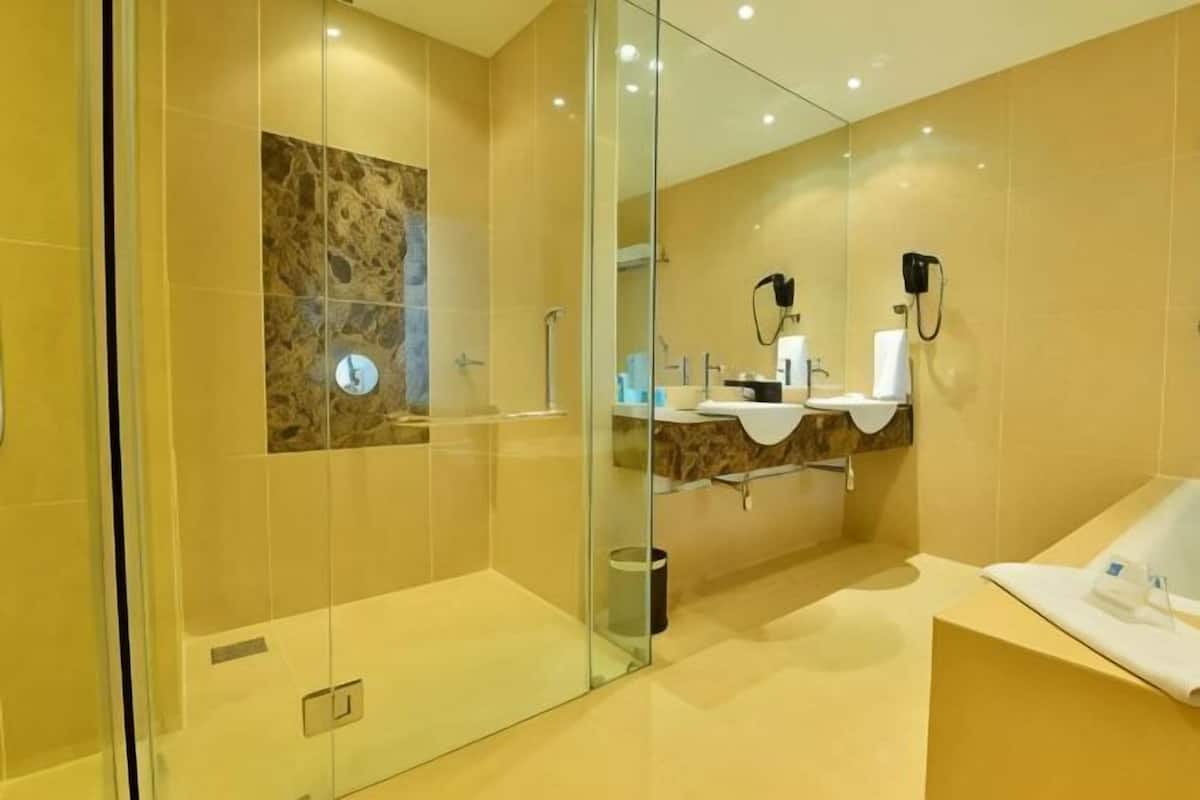 Baño | Tina con regadera, secadora de cabello, toallas