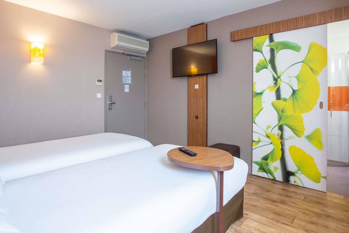 Habitación estándar, 2 camas individuales | Ropa de cama de alta calidad y caja de seguridad en la habitación