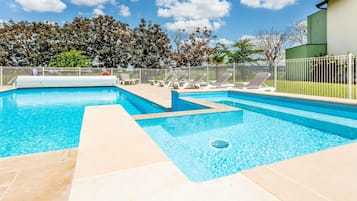 Kolam renang outdoor musiman, dengan kursi berjemur