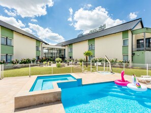 Seasonal outdoor pool, open 9:00 AM to 9:00 PM, sun loungers - ibis Styles Bourges (Bourges)