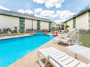 Seasonal outdoor pool, open 9:00 AM to 9:00 PM, pool loungers - ibis Styles Bourges (Bourges)