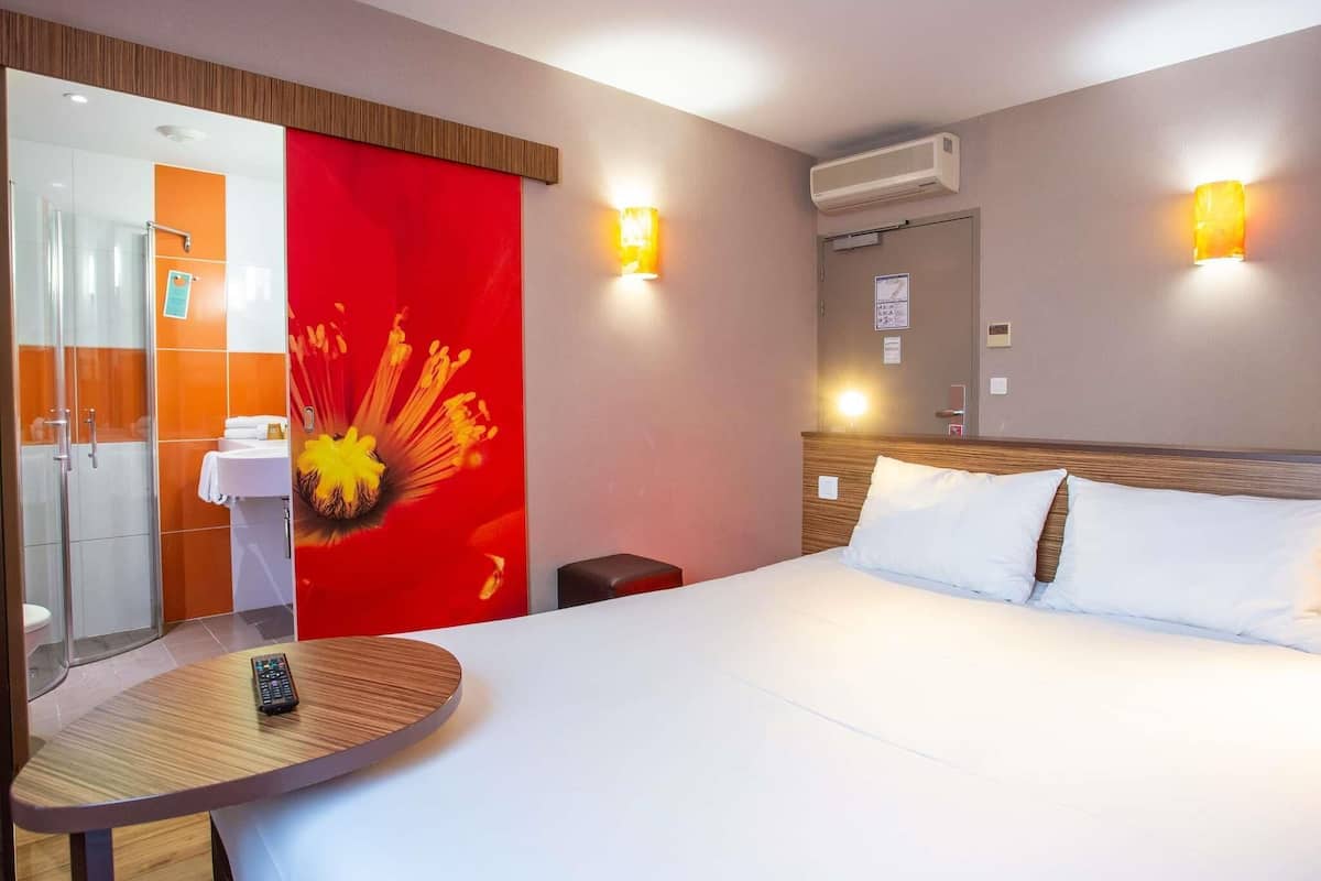 Standard Room, 1 Double Bed | Premium bedding, in-room safe, desk, soundproofing