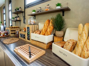 Desayuno buffet (EUR 12 por persona) 