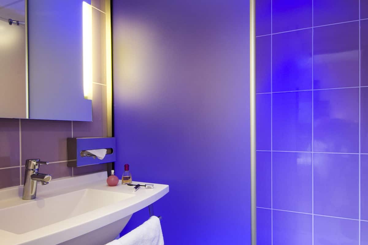 standard suite, multiple beds | bathroom | shower, eco-friendly toiletries, hair dryer, towels