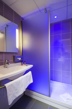Standard Suite, Multiple Beds | Bathroom
