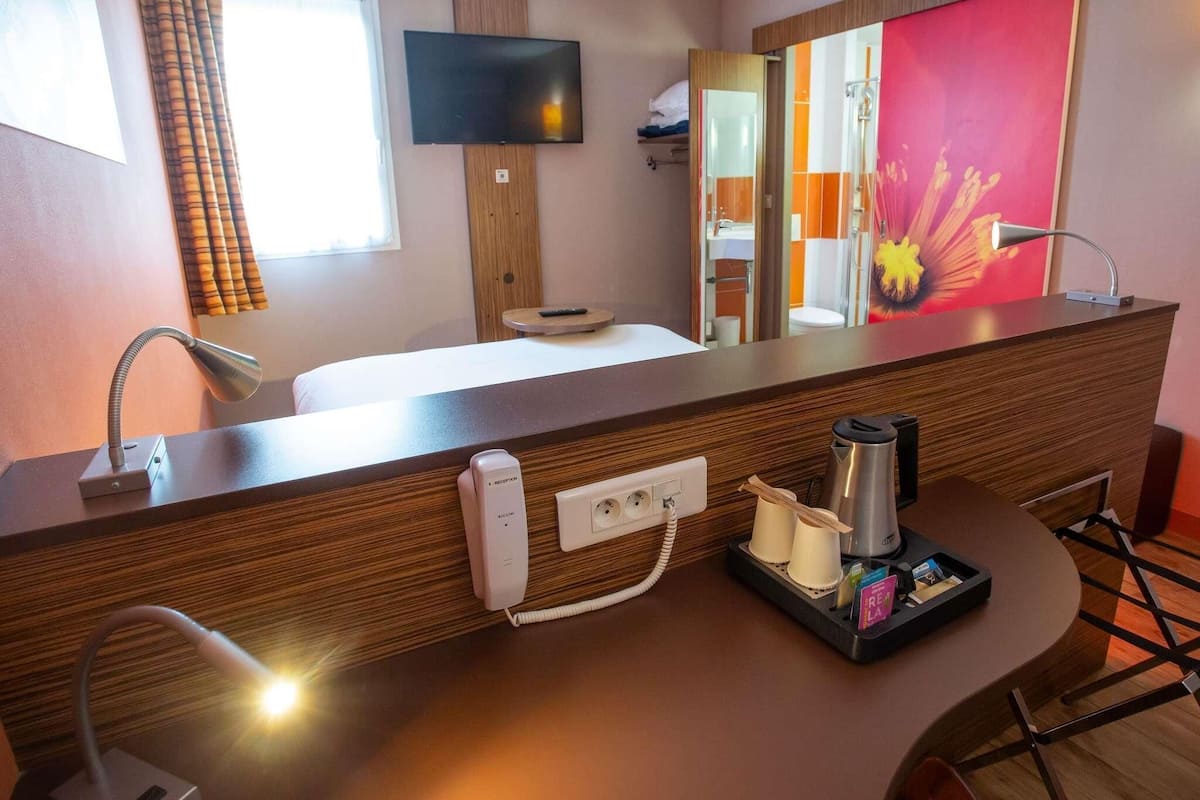Standard Room, 1 Double Bed | Premium bedding, in-room safe, desk, soundproofing